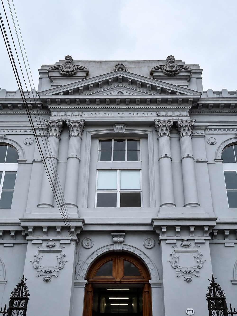 The pediment of Hospital Maciel, carrying the inscription Hospital de Caridad